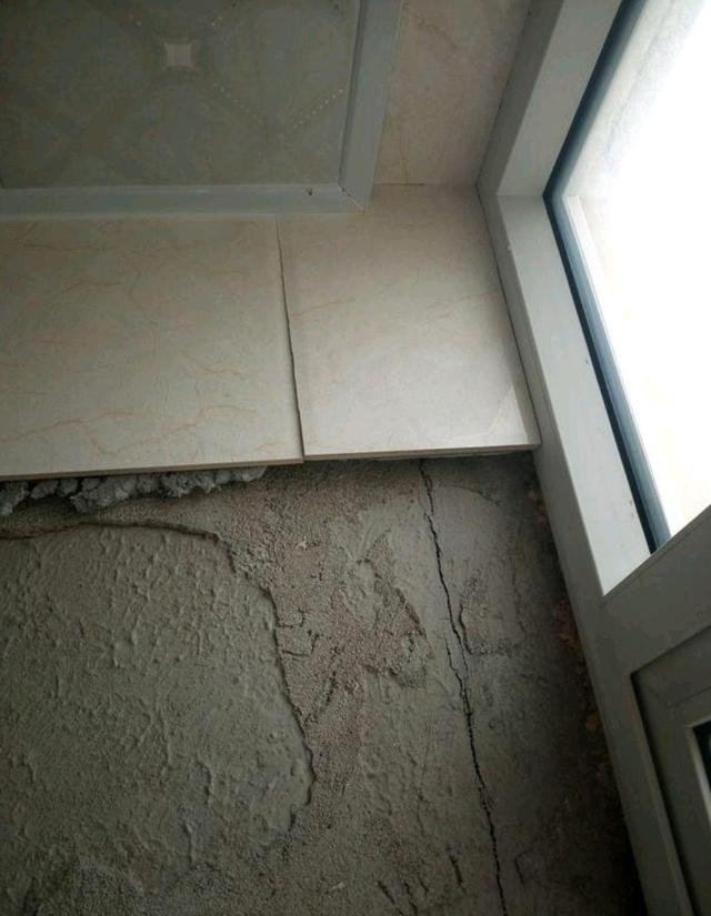 分析瓷砖地面铺设产生空鼓的原因(地面瓷砖空鼓怎么办?瓷砖空鼓补救方法)