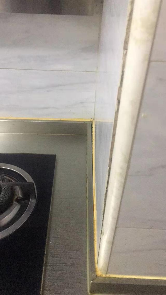 厨房墙砖鼓了是怎么回事(厨房墙砖鼓了是怎么回事儿)