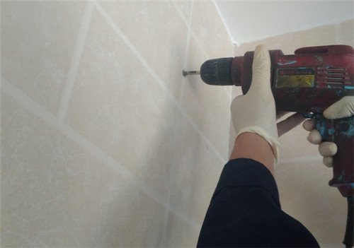 墙面瓷砖打孔留下的孔怎么补救视频(墙面瓷砖打孔留下的孔怎么补救视频教程) 墙面瓷砖打孔留下的孔怎么补救视频(墙面瓷砖打孔留下的孔怎么补救视频教程)